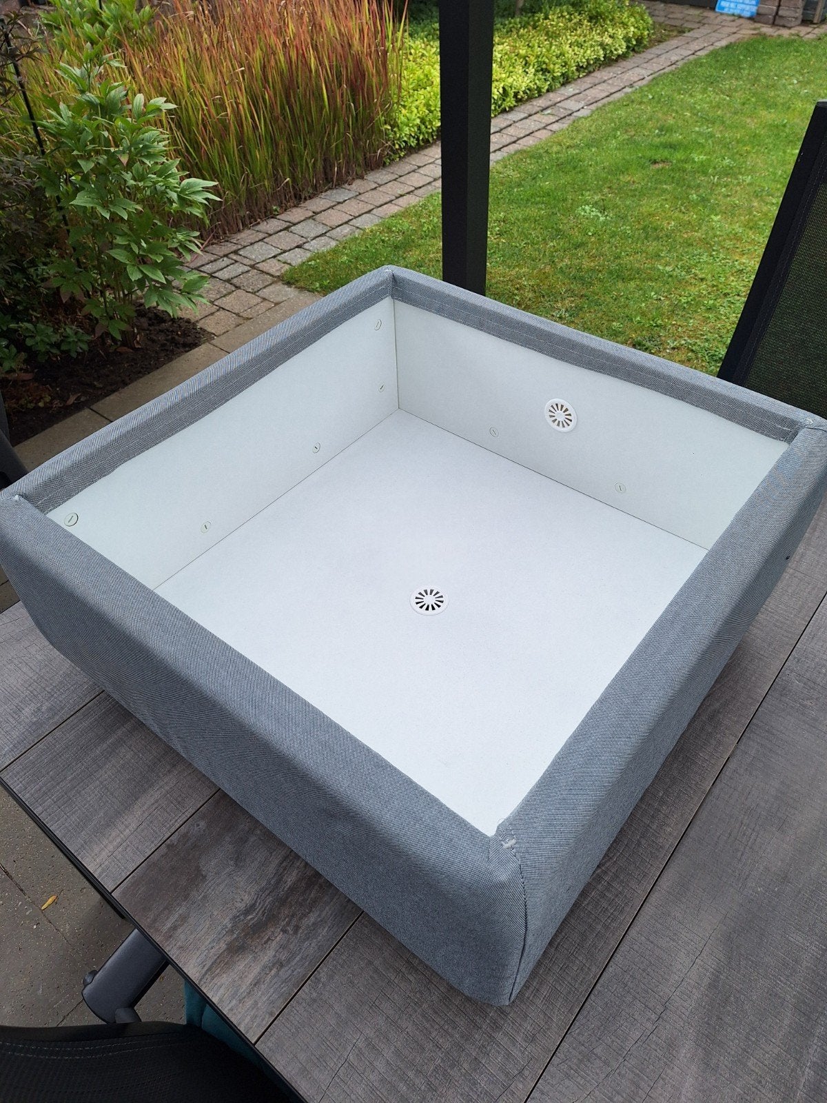 IKEA Grijze poef met opbergruimte en wieltjes, Huis en Inrichting, Slaapkamer | Bedden, Ophalen, Zo goed als nieuw, Grijs, Hout