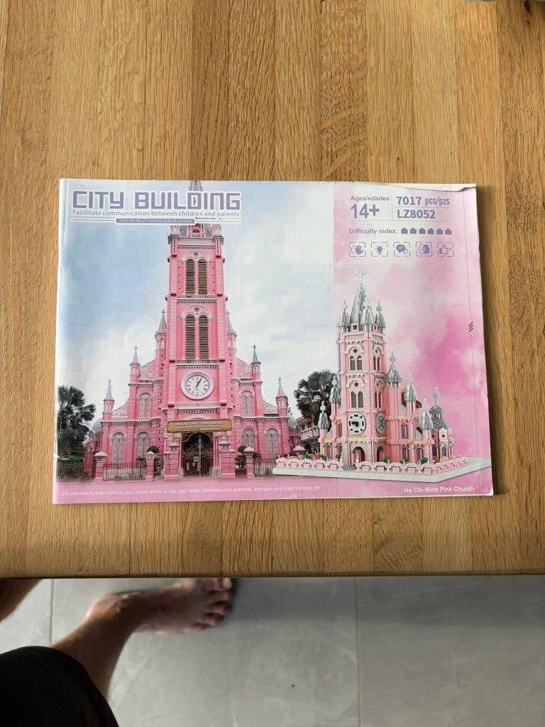 City Building Ho Chi Minh Roze Kerk Bouwpakket, Ophalen of Verzenden, Zo goed als nieuw, Overige merken
