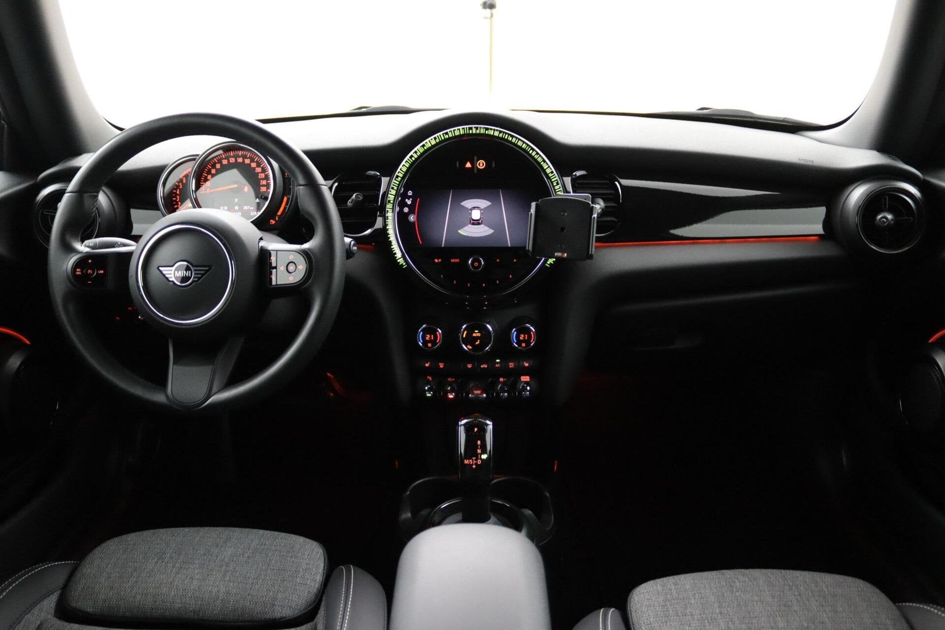 Mini 1.5 Cooper Classic zwart automaat, 136 pk, Gebruikt, Euro 6, Electronic Stability Program (ESP)