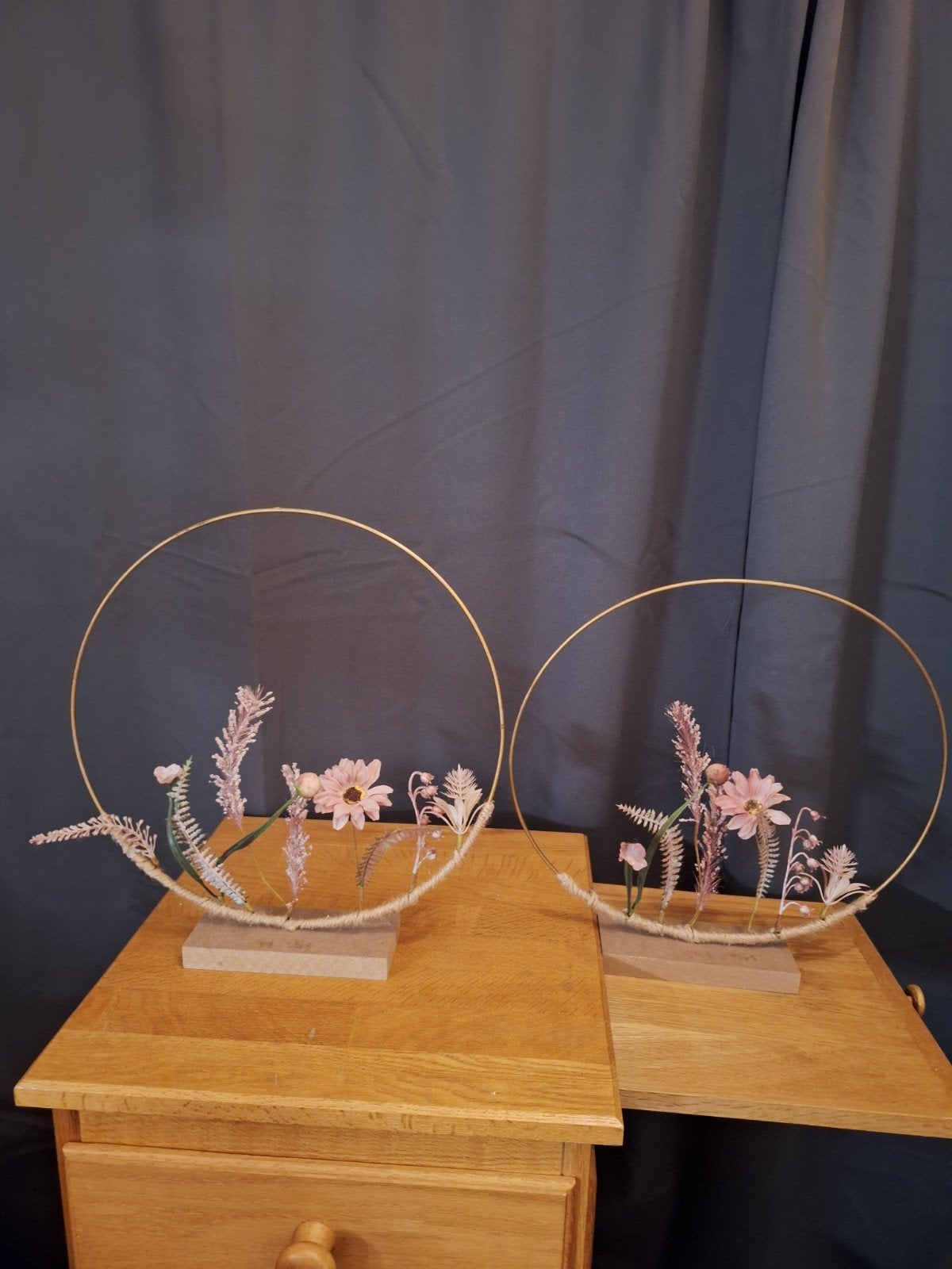 Decoratieve ring met kunstbloemen - diameter 33cm, Huis en Inrichting, Woonaccessoires | Overige, Zo goed als nieuw, Metaal, Roze