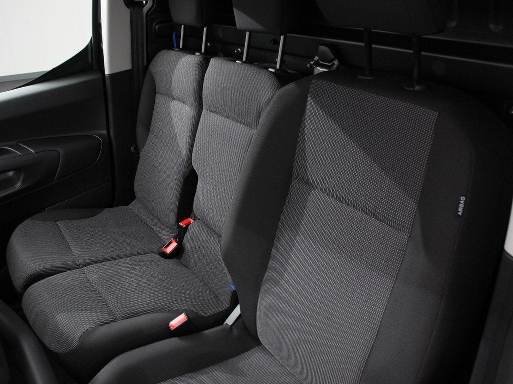 Opel Combo 1.5 BlueHDi 130PK L2 Automaat Apple Carplay / And, Auto's, Bestelauto's, Stof, Gebruikt, 4 cilinders, Zwart