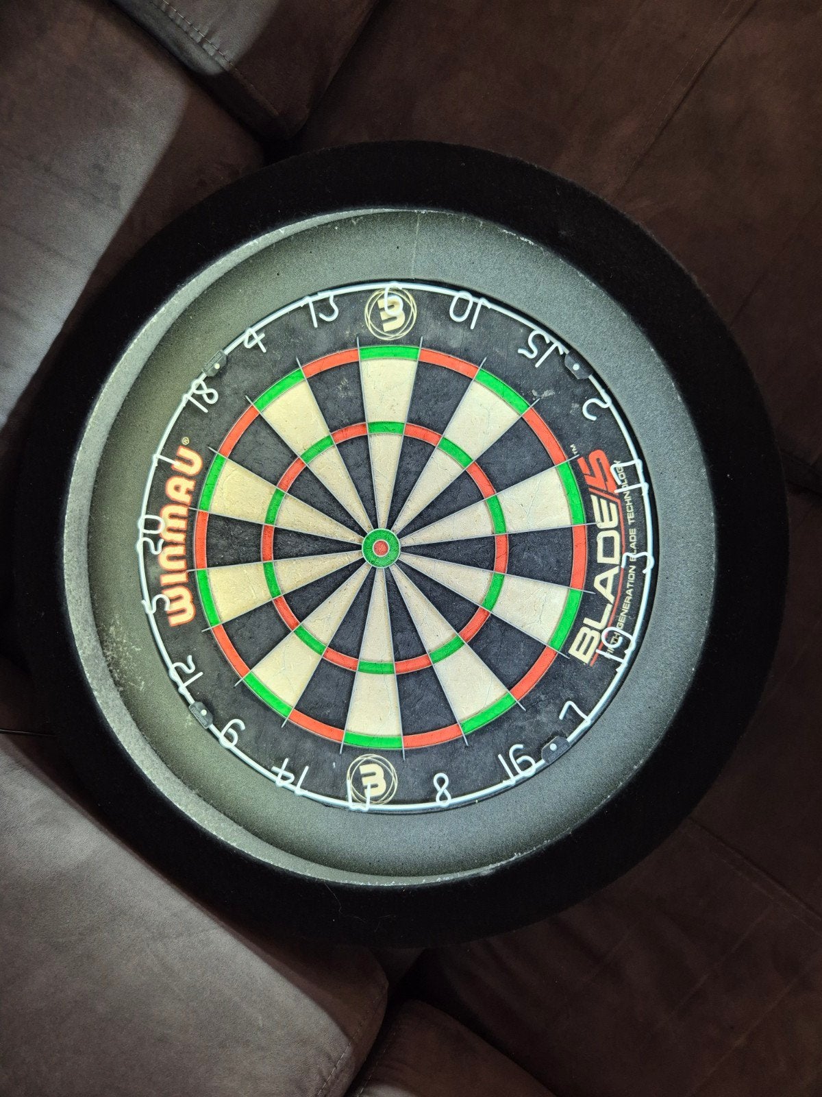 Winmau Blade 5 dartbord met beschermrand en LED-verlichting, Sport en Fitness, Darts, Ophalen of Verzenden, Zo goed als nieuw