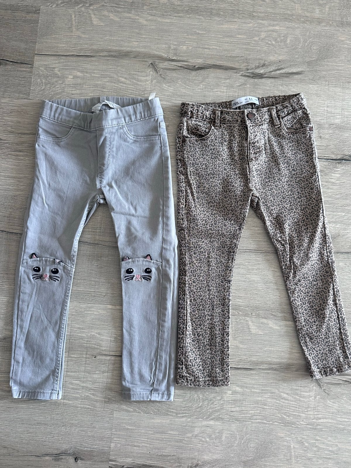 2 broeken: H&M grijze jegging met katten, Zara luipaardprint, Kinderen en Baby's, Kinderkleding | Maat 98, Ophalen of Verzenden