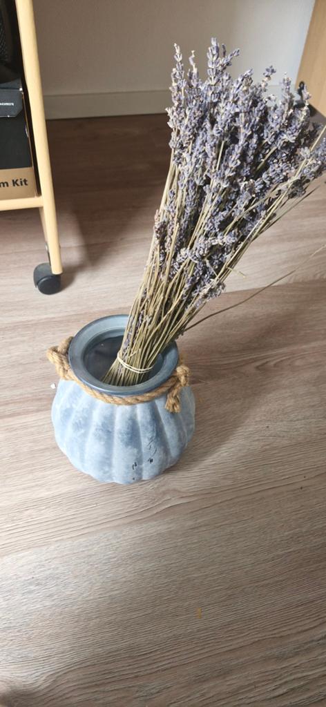 Decoratieve vaas met gedroogde lavendel, Steen, Blauw, Ophalen of Verzenden, Zo goed als nieuw