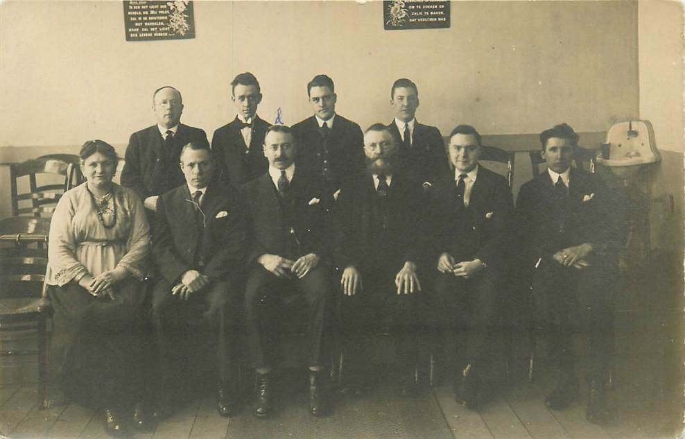 304-013-029 Barendrecht Groep mannen in pak en een dame, Verzamelen, Ansichtkaarten | Nederland, Verzenden, Voor 1920, Zuid-Holland