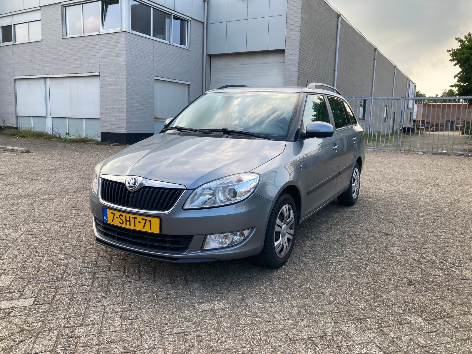 Skoda Fabia 1.2 TSI 63KW Combi 2013 Grijs Airco, Voorwielaandrijving, Stof, 40 €/maand, Zwart