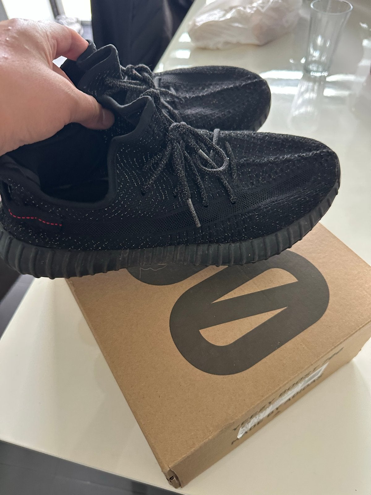 Adidas Yeezy Boost 350 V2 Black - Zo goed als nieuw, Ophalen of Verzenden, Zo goed als nieuw, Zwart, Sneakers of Gympen