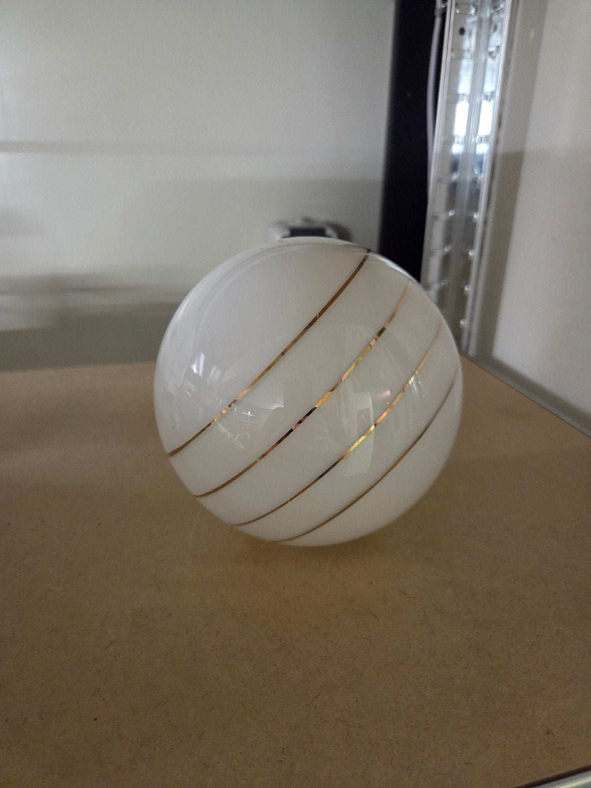 Vintage Hollywood Regency bollamp wit glas oudkleurige, Ophalen