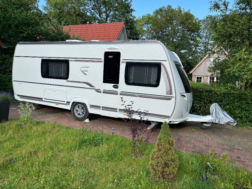 Prachtige & Zeer Complete Fendt Bianco Activ 550 SD (2022), Caravans en Kamperen, Caravans, Omvormbare zithoek, Rondzit, Particulier