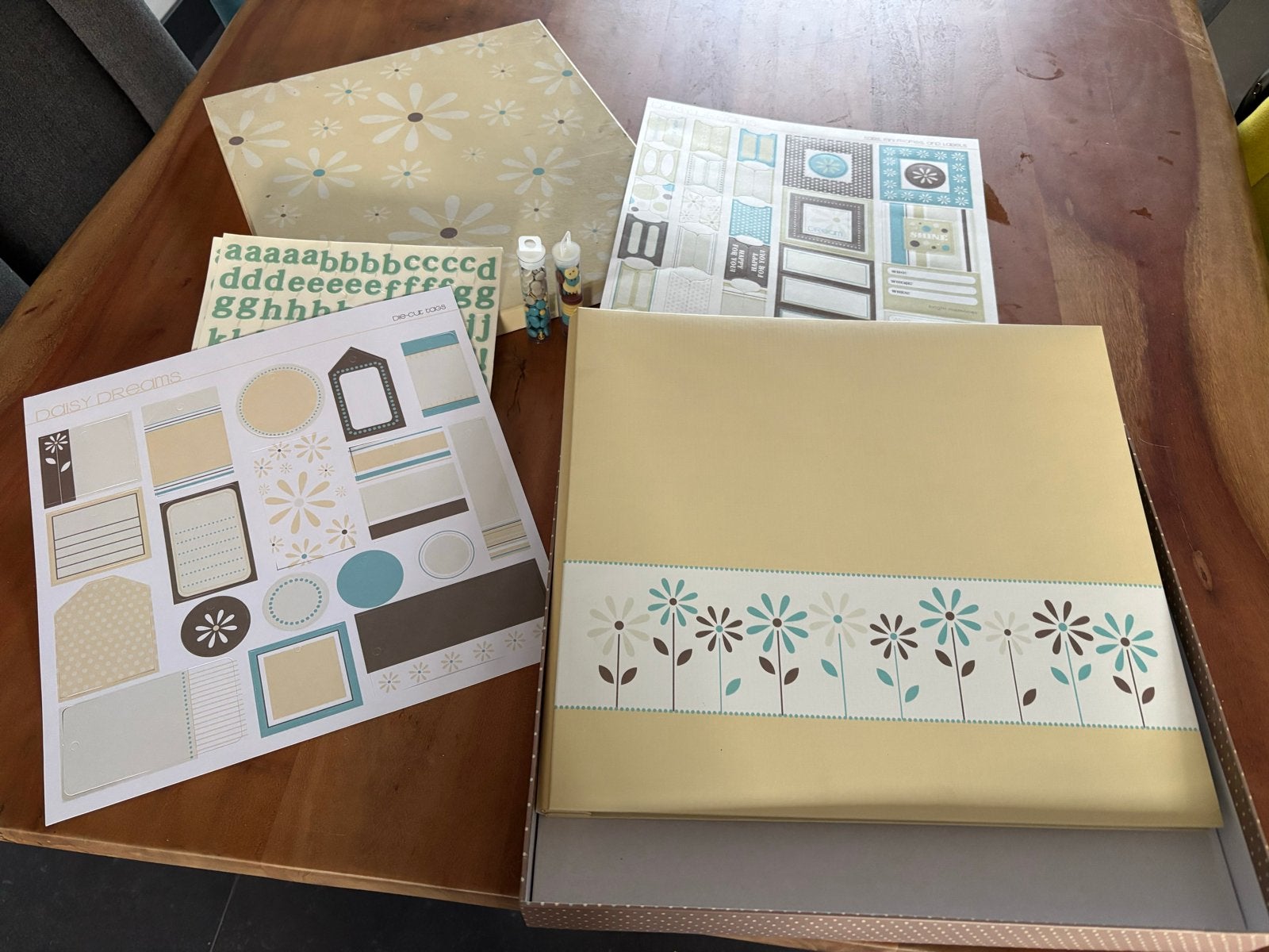 Scrapbook set: Album, papier, stickers en embellishments, Hobby en Vrije tijd, Ophalen of Verzenden, Nieuw, Album of Boek