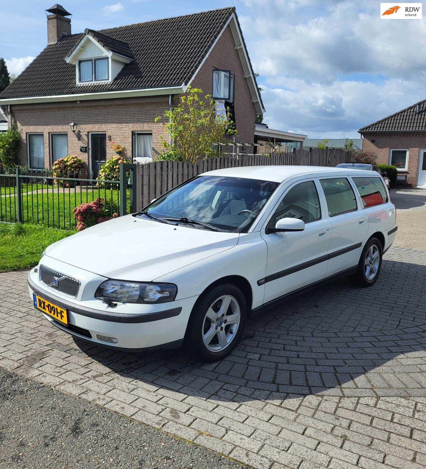 Volvo V70 2.4 Automaat,Stoelverwarming,trekhaaknette auto!, Auto's, Stof, Wit, 2435 cc, 93 €/maand
