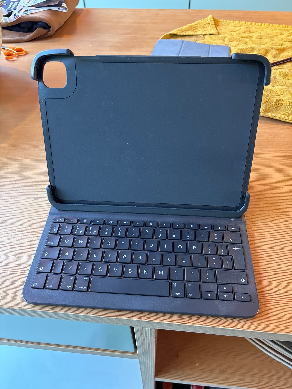 Apple iPad met toetsenbordhoes - Zo goed als nieuw, 10 inch, Apple iPad, Zwart, Ophalen of Verzenden