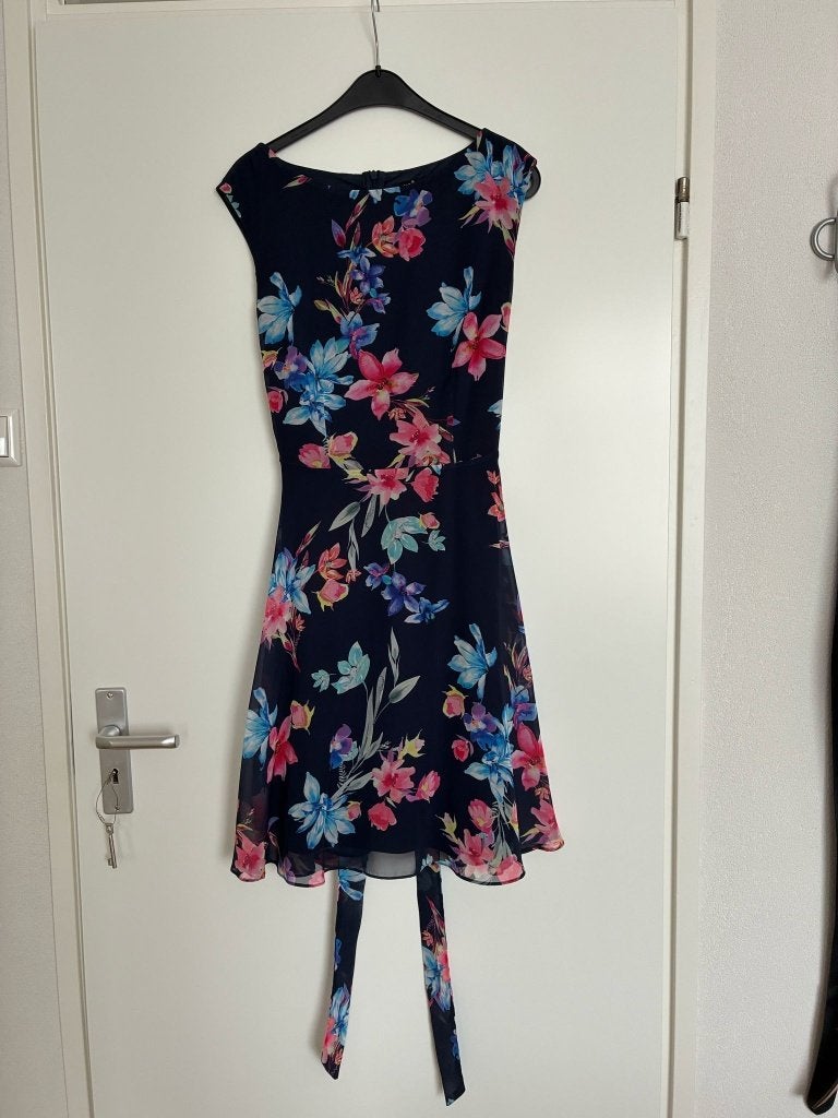 Mooie Wallis jurkje comfortabel – tijdloos jurkje maat 42, Kleding | Dames, Overige kleuren, Wallis, Maat 42/44 (L), Ophalen of Verzenden