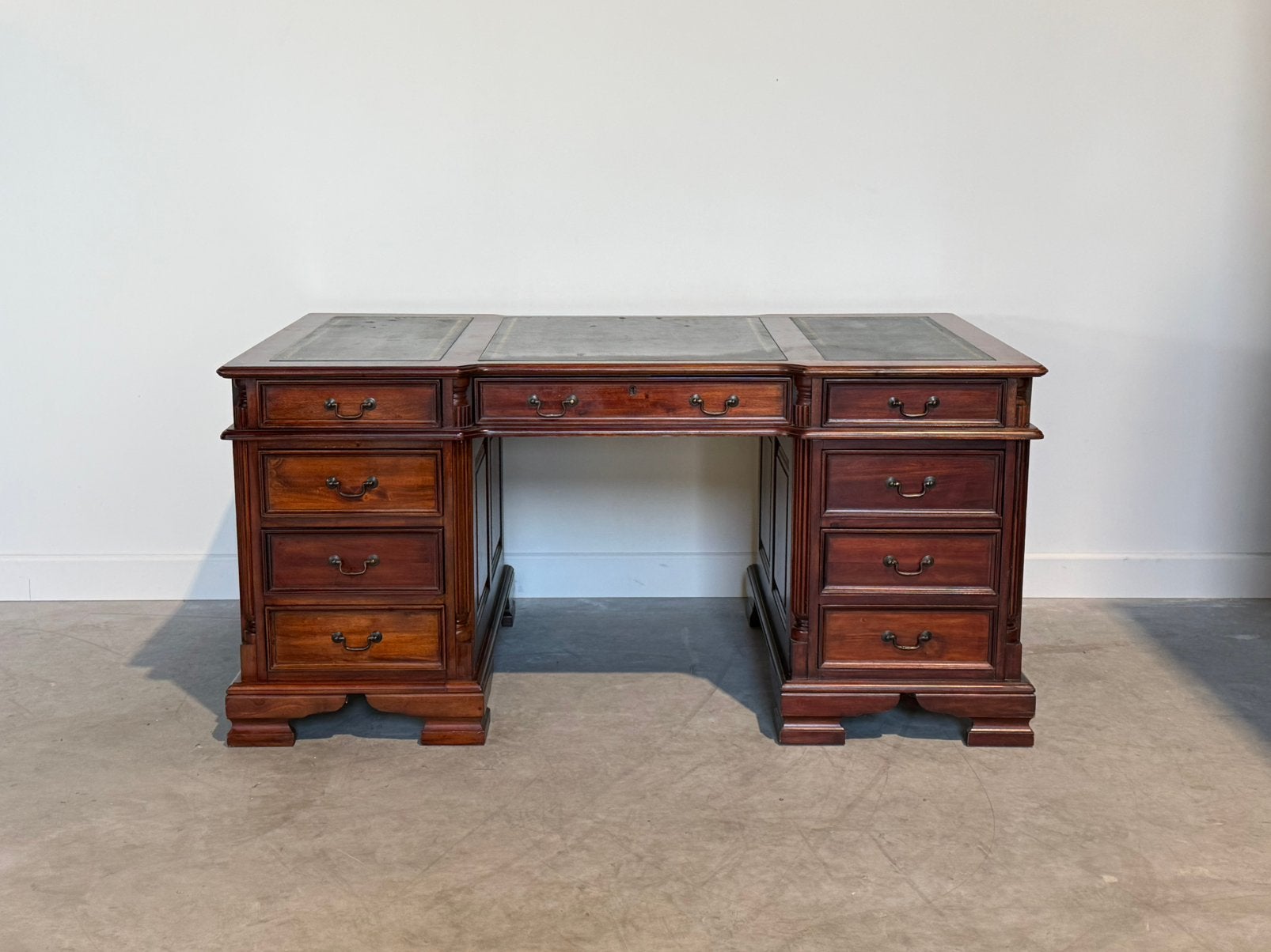Klassiek Engels bureau #715, Ophalen of Verzenden