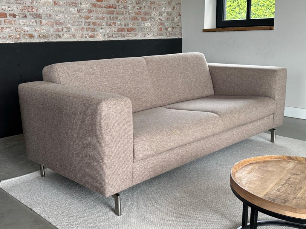 Bank van Montel - Stijlvolle 2-zitsbank in beige stof, Huis en Inrichting, Ophalen, Tweepersoons, 75 tot 100 cm, Zo goed als nieuw
