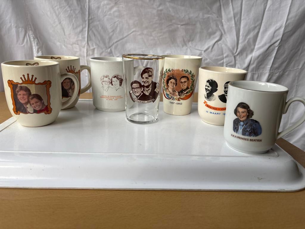 Koninklijk Huis: 1 glas en 6 bekers, Verzamelen, Koninklijk Huis en Royalty, Ophalen of Verzenden, Gebruikt, Nederland, Servies