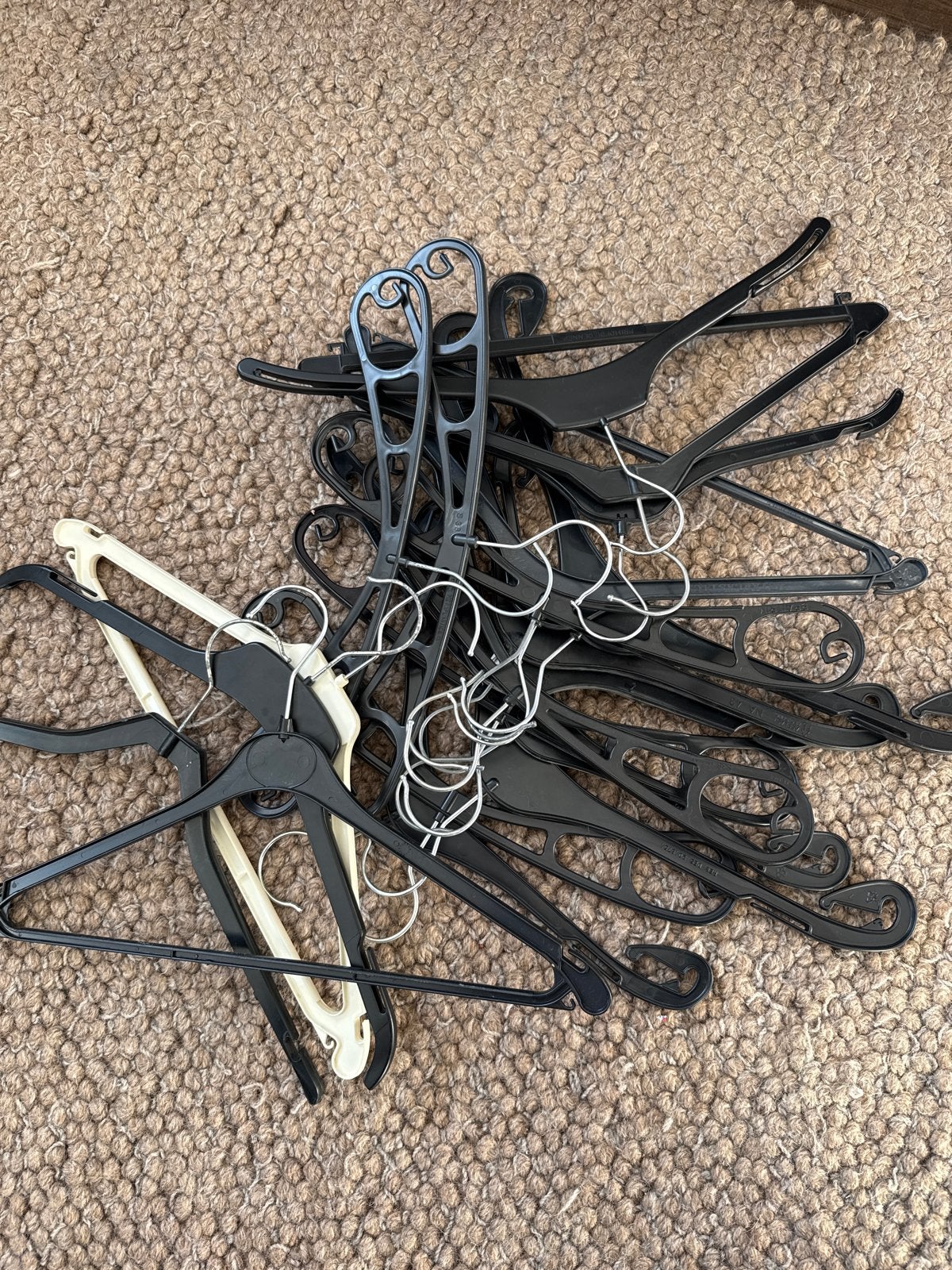 20 kledinghangers zwart plastic, Ophalen, Gebruikt, Kunststof, Volwassenen