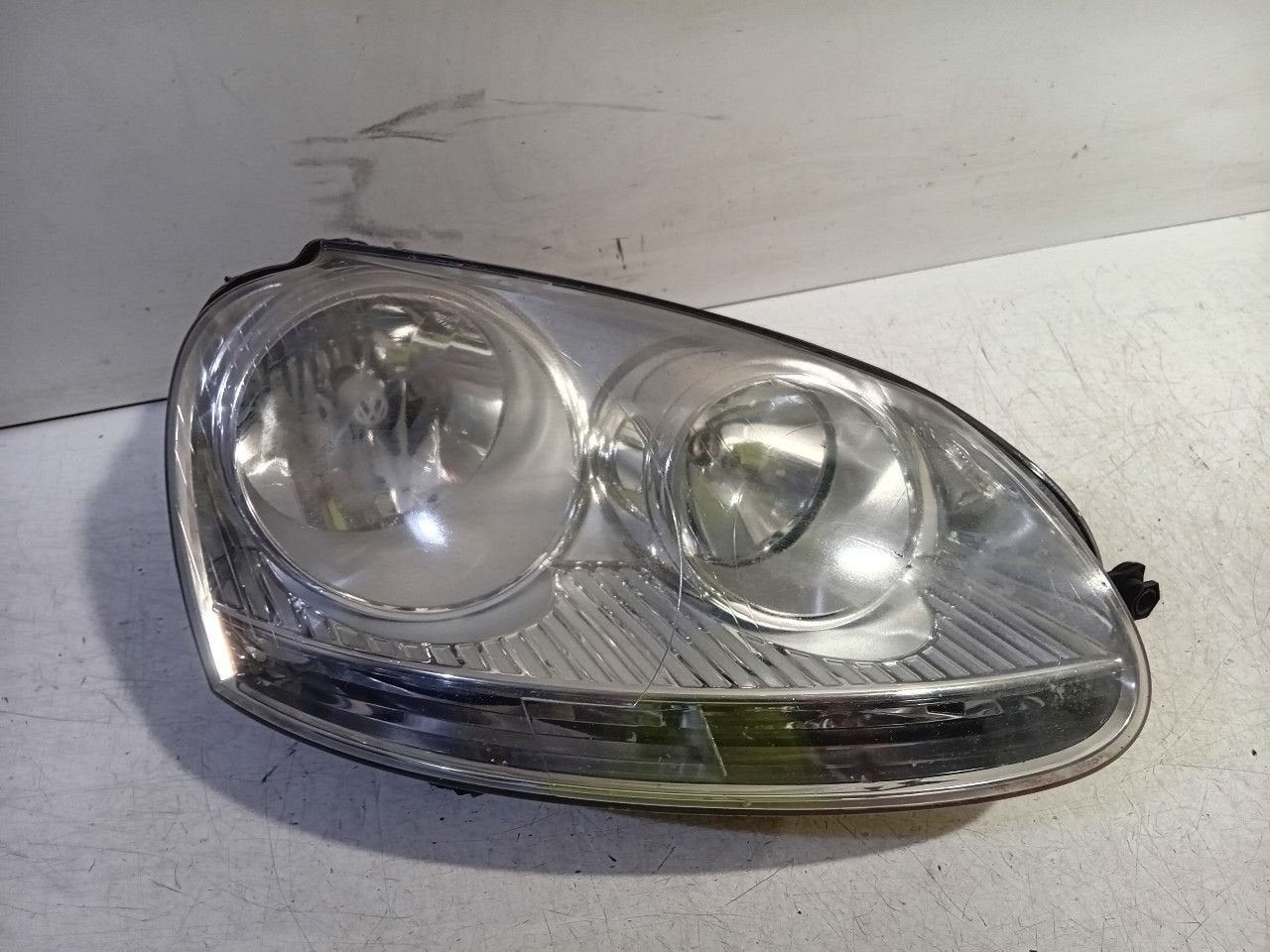 Koplamp rechts Volkswagen Golf, Auto-onderdelen, Onderdelen@venauto.nl, Van der Ven Autorecycling B.V., Gebruikt, Ettenseweg 76, 4706 PB Roosendaal, The Netherlands