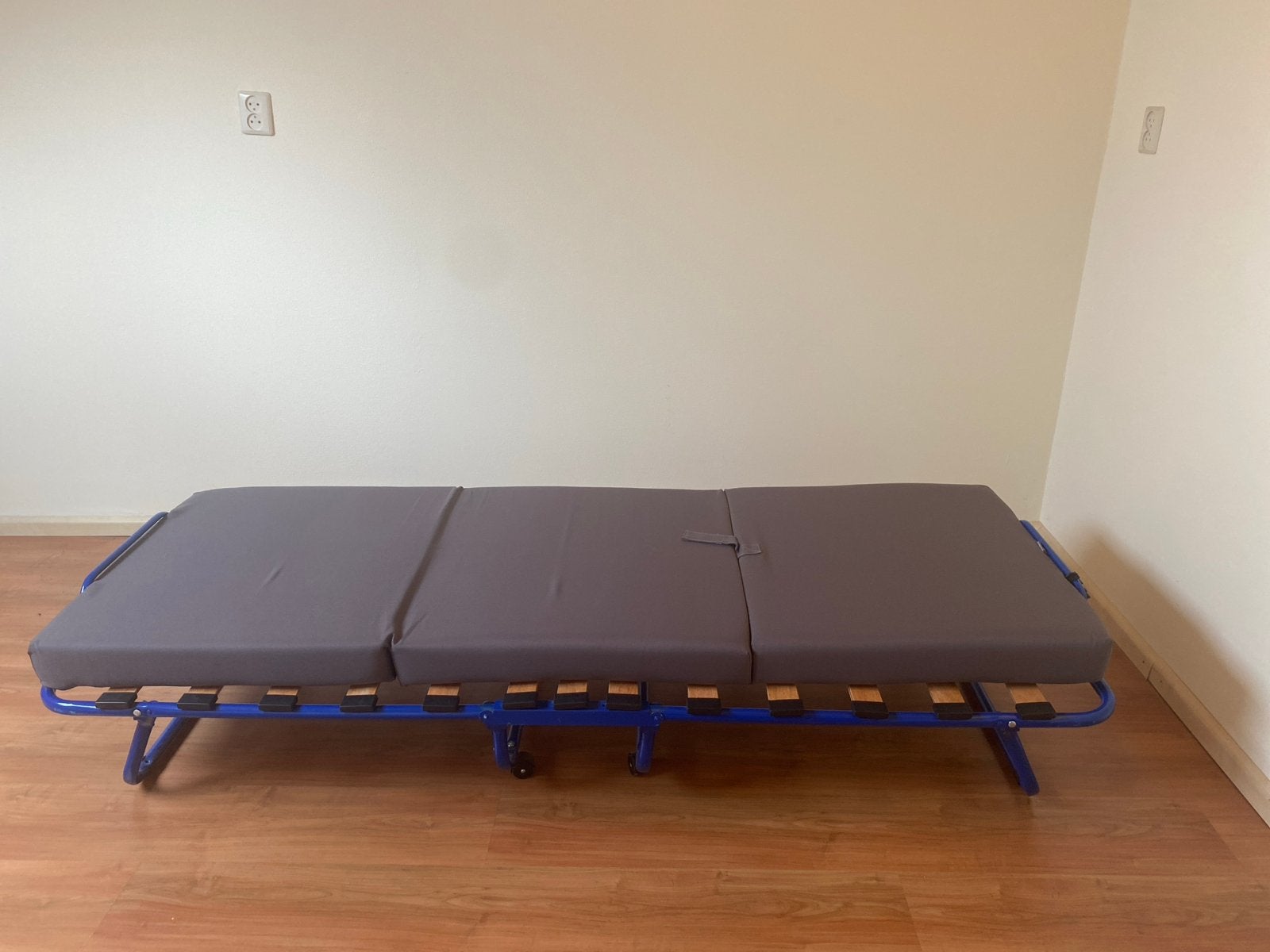 Opklapbaar logeerbed met lattenbodem en gecoate matras., Gebruikt, Eenpersoons, Blauw, Ophalen of Verzenden