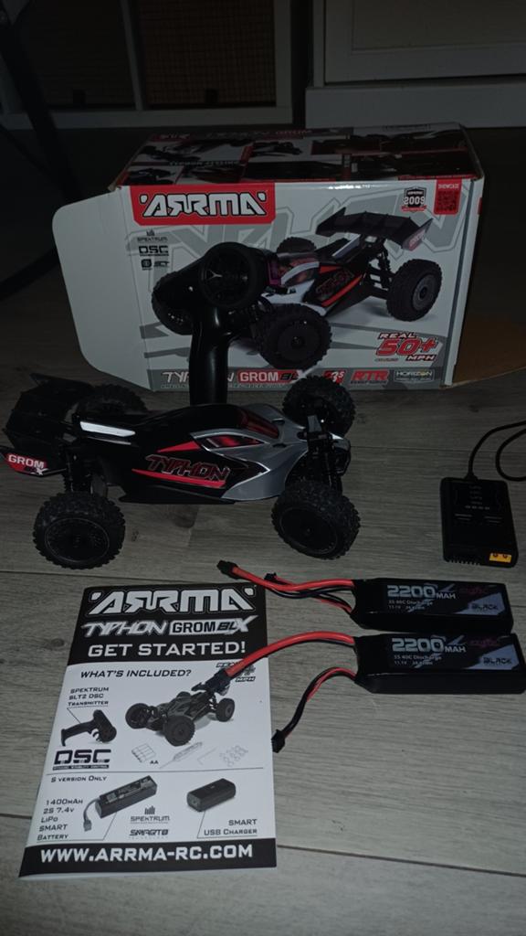 Arrma Typhon Grom BLX 80 kmh met 2x 3S Lipo + Gens Ace lader, Hobby en Vrije tijd, Modelbouw | Radiografisch | Auto's, Elektro