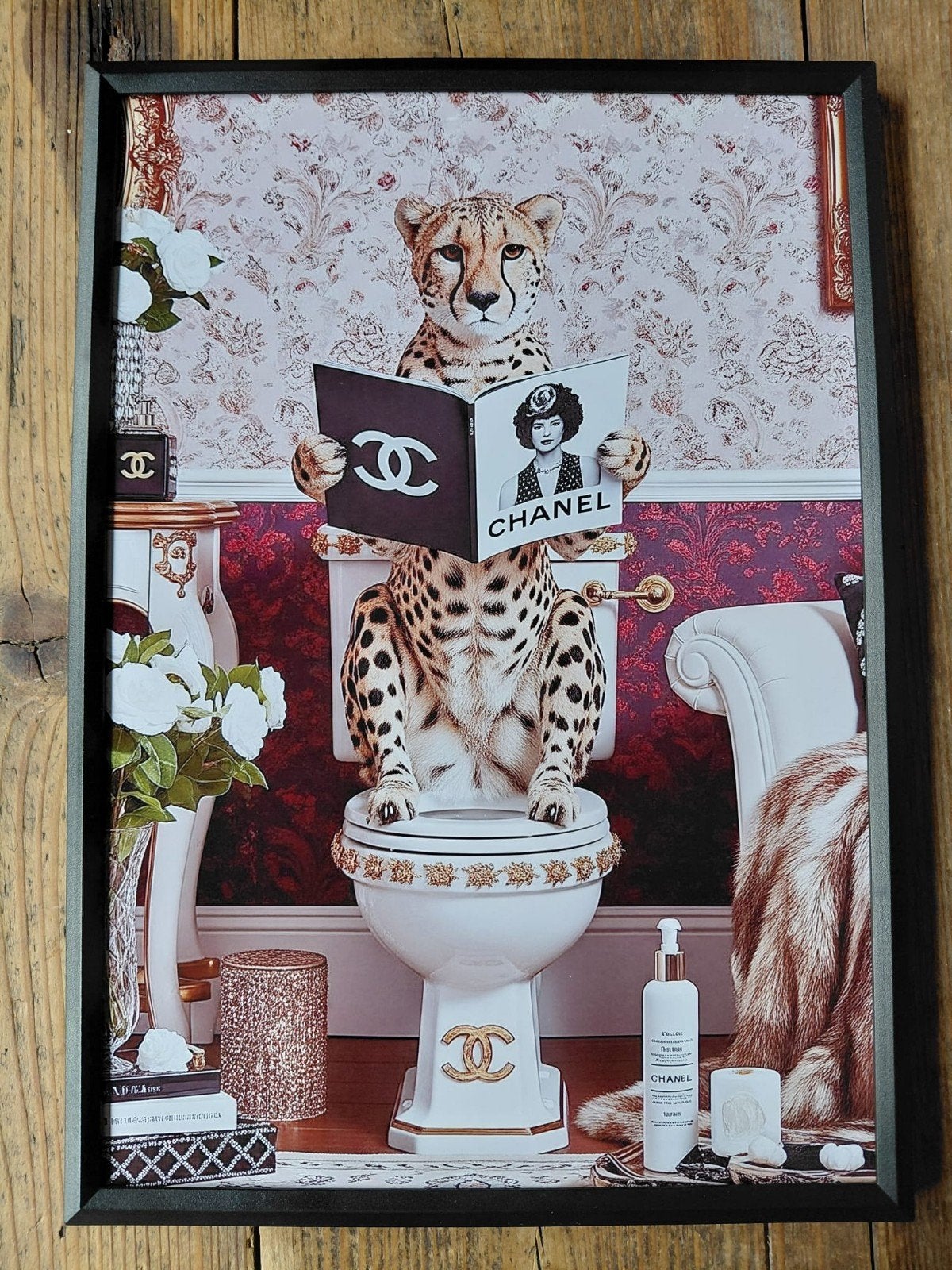 Lijst met Cheetah op toilet, 21x30 cm, Minder dan 50 cm, Nieuw, Ophalen of Verzenden, Print