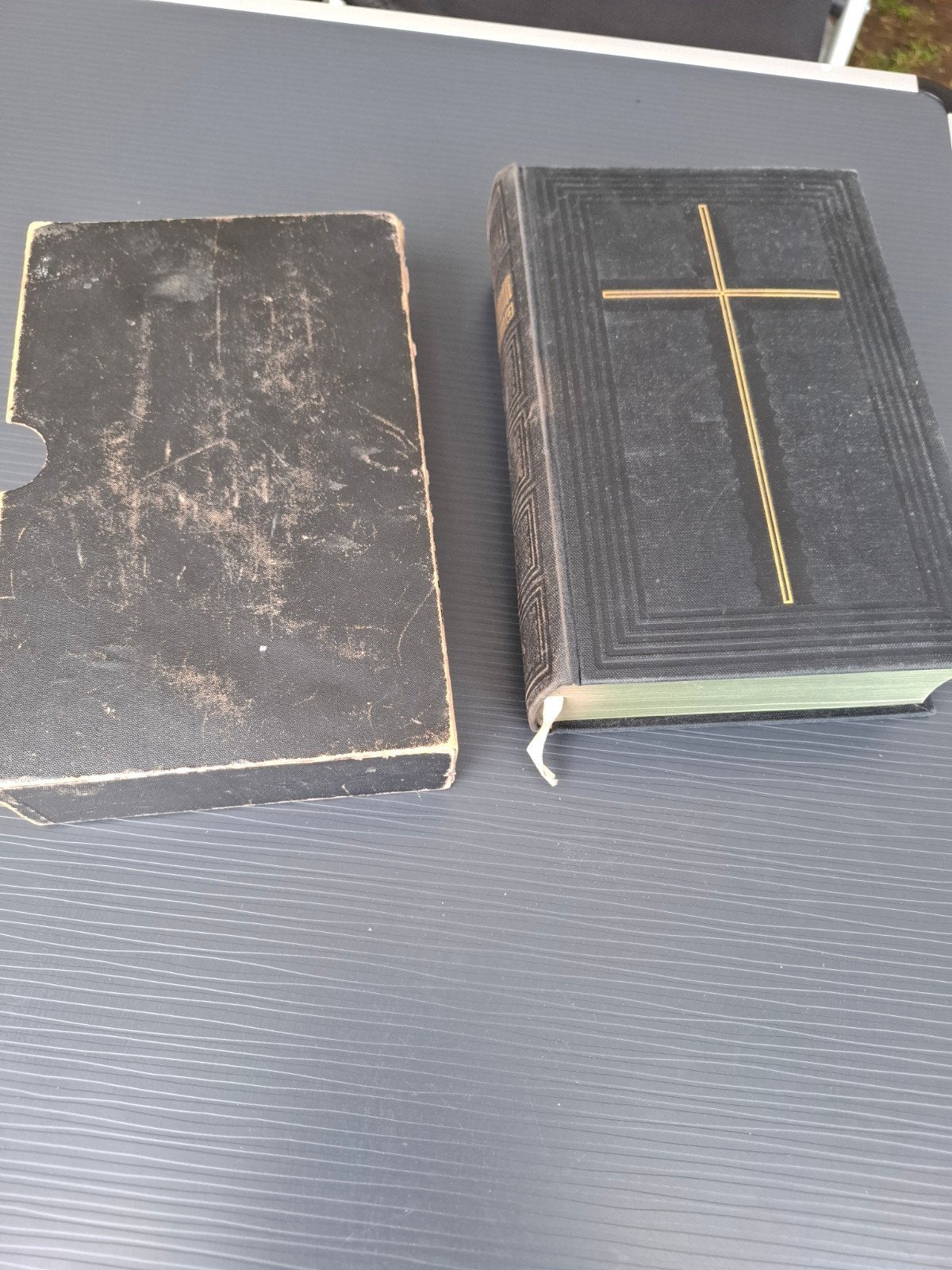 Antieke Duitse Bijbel met gouden kruis en hoes, Ophalen of Verzenden, D. Martin Luther