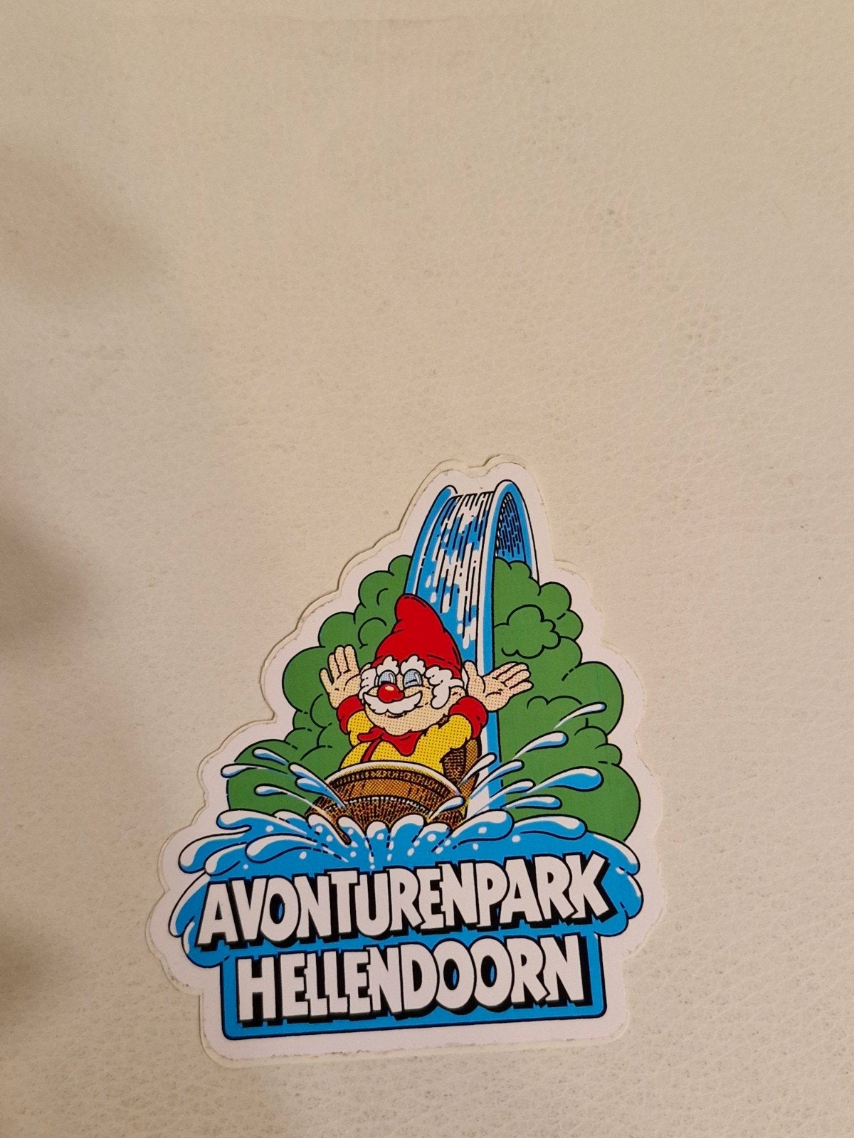 252 Sticker Avonturenpark Hellendoorn - 2 stuks beschikbaar, Verzamelen, Ophalen of Verzenden, Nieuw, Overige typen