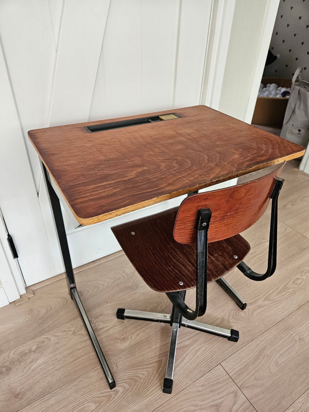 Vintage schoolbankje, Ophalen