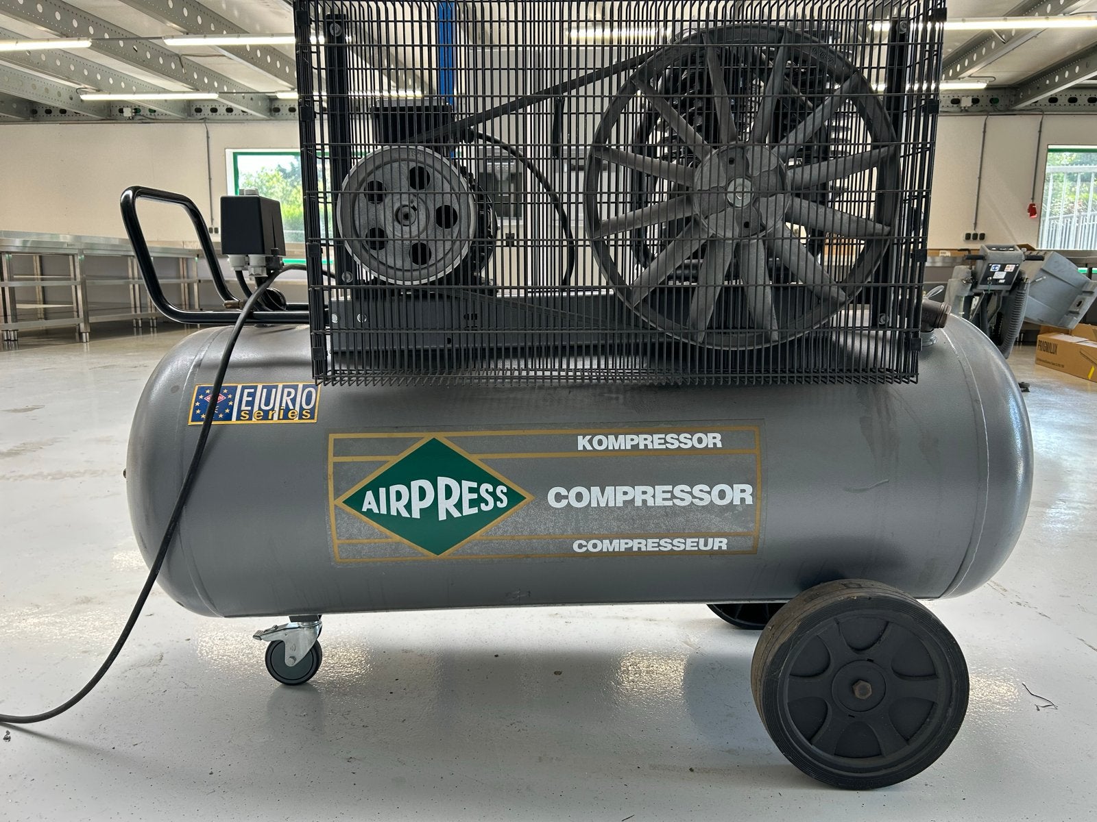 Airpress Compressor 5.5 HP - 270L tank, Doe-het-zelf en Verbouw, Compressors, Ophalen, Gebruikt, 400 tot 800 liter/min, Mobiel