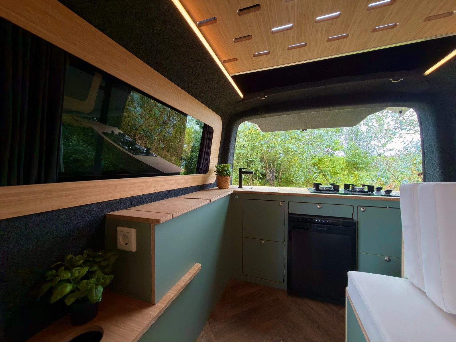 Foto 8 van Volkswagen T6 Camperbus  | 2019 | EURO 6 | off-grid | NAP