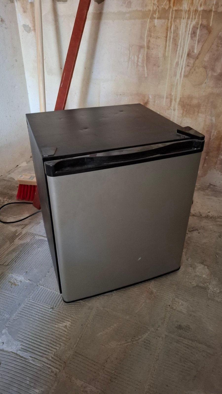Compacte mini koelkast - Ideaal voor kleine ruimtes, Ophalen, Minder dan 75 liter, Zonder vriesvak, Gebruikt