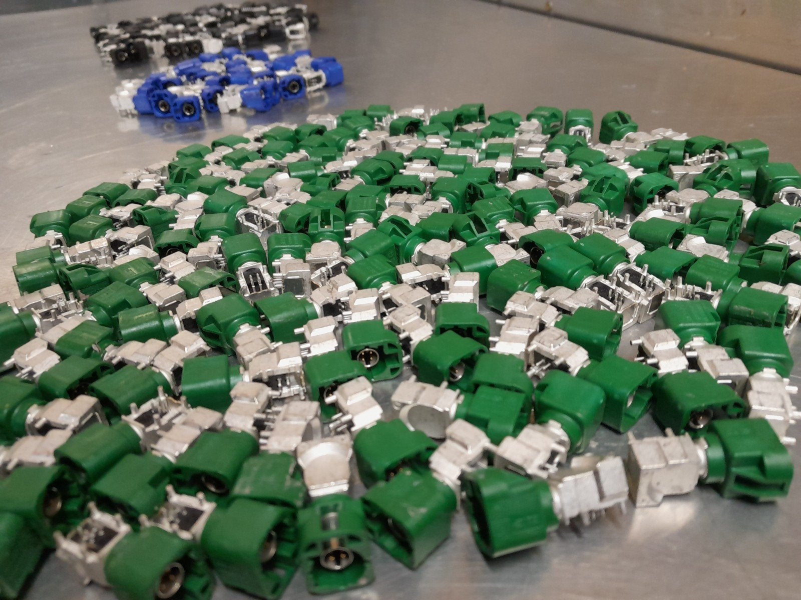 HSD 90 HEADER SHIELDING CONTACT HSD 90 Stecker Stekker, Ophalen of Verzenden