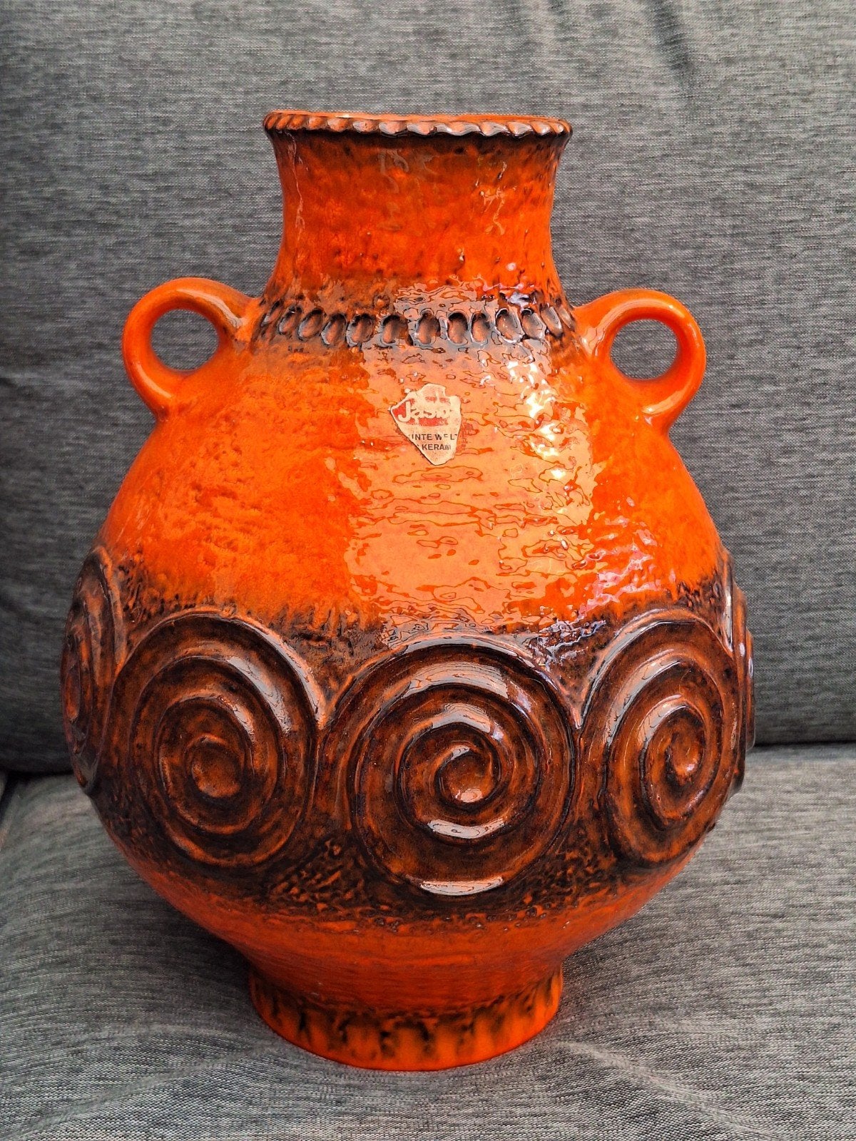 Vintage Jasba vaas, 36cm hoog, oranje met spiraaldecor, Antiek en Kunst, Antiek | Vazen, Ophalen of Verzenden