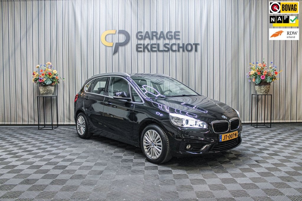 BMW 2-serie Active Tourer 220i Centennial High Executive|Cru, Auto's, BMW, 1998 cc, 730 kg, Gebruikt, Zwart