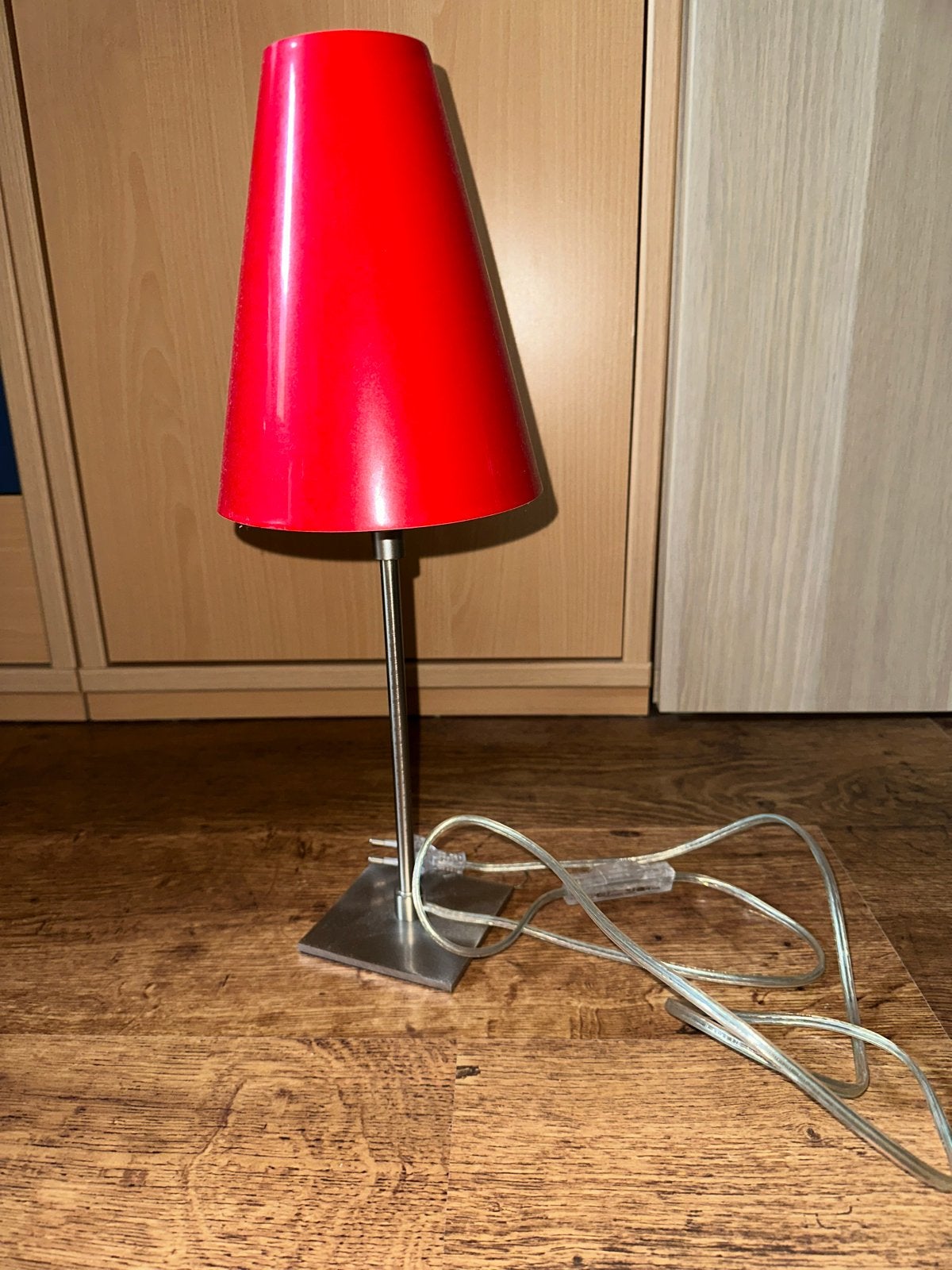 Moderne rode tafellamp met metalen voet, Gebruikt, Rood, Met kap, Modern