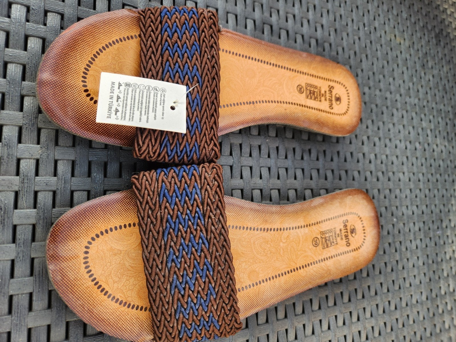 Nieuwe slippers maat 39 (valt klein/smalle voeten), Ophalen of Verzenden, Nieuw, Bruin, Slippers