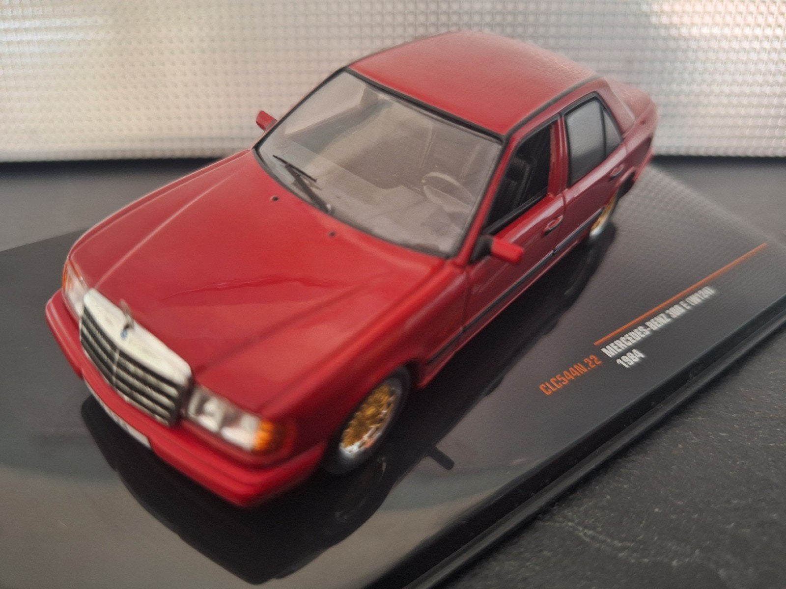 Mercedes Benz 300E W124 1984 Schaal 1:43, Hobby en Vrije tijd, Modelauto's | 1:43, Overige merken, IXO, IXO, Nieuw