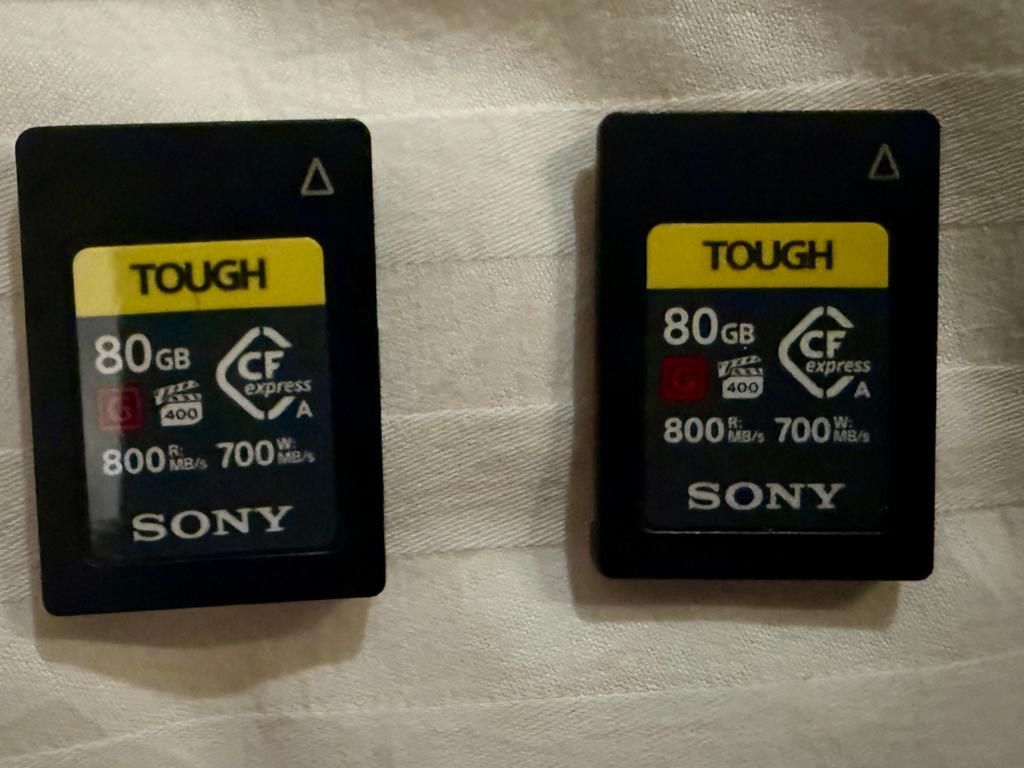 Sony 80GB CFexpress Type A TOUGH 2 stuks plus cardreader, Ophalen of Verzenden, Zo goed als nieuw, Memory stick, Fotocamera