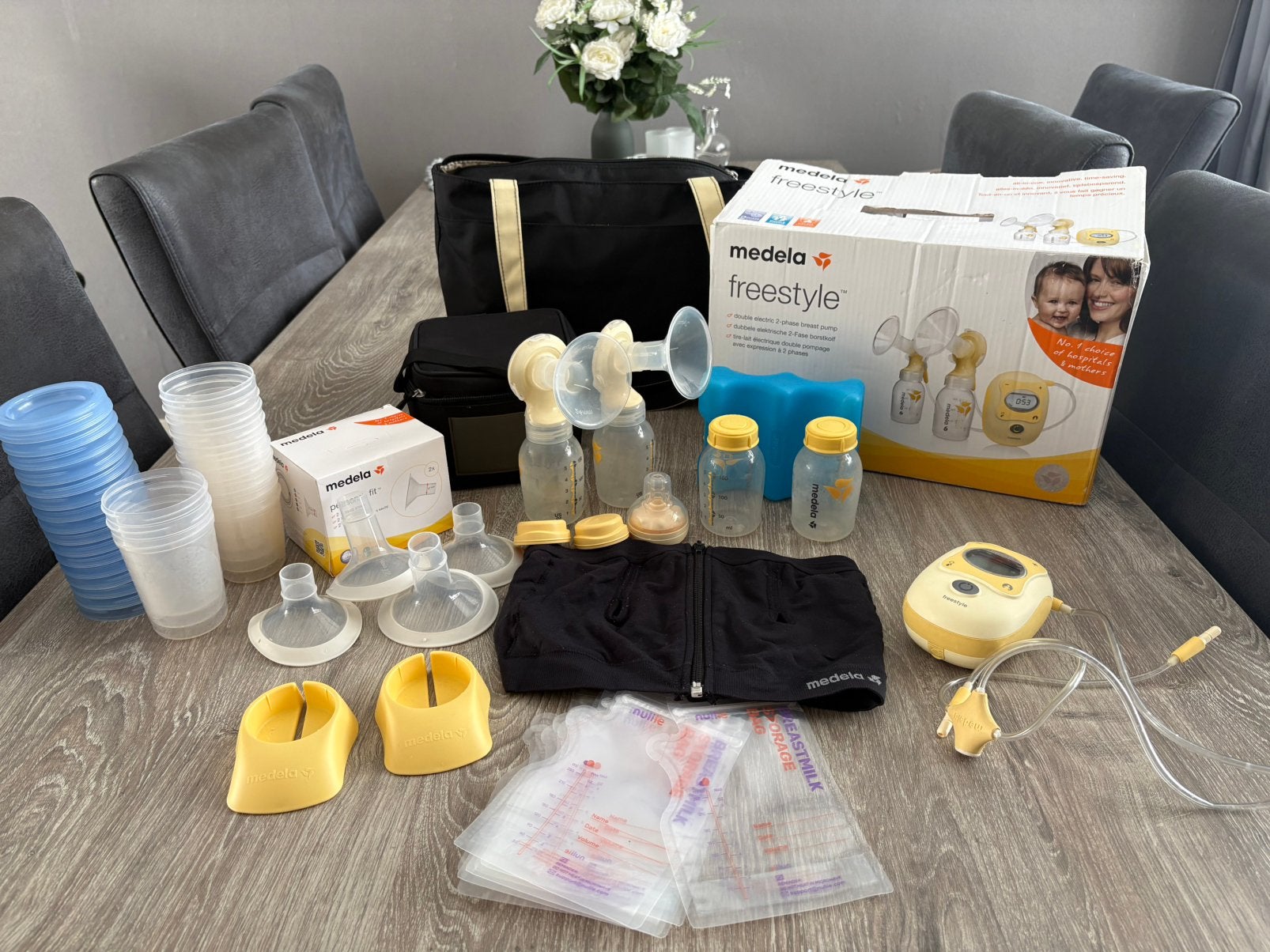 Medela Freestyle dubbele elektrische borstkolf – compleet!, Ophalen, Zo goed als nieuw, Borstkolf