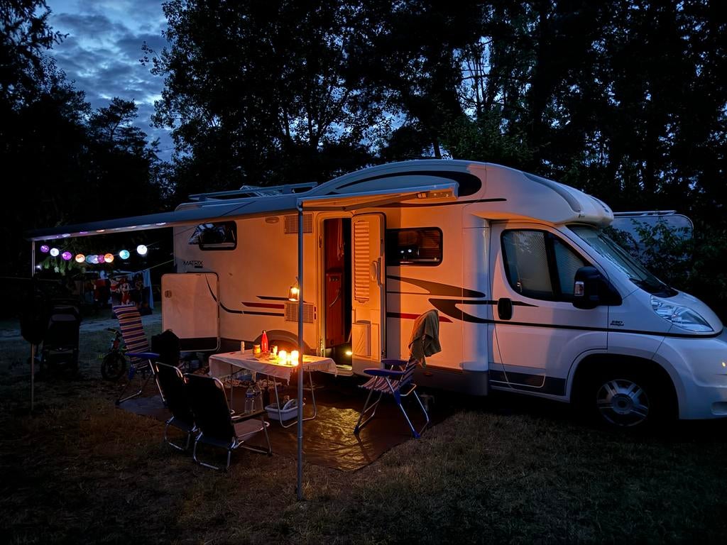 Adria Matrix 680 SL LENGTEBEDDEN nieuwe APK en GROTE BEURT, Ringverwarming, Fiat, Particulier, Airconditioning