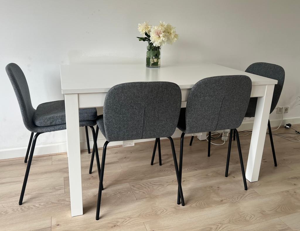 Eettafel met 4 grijze stoelen, Ophalen, Zo goed als nieuw