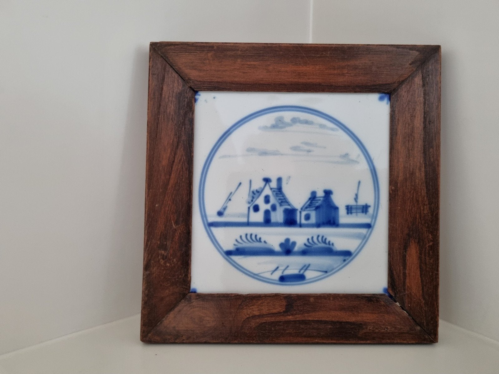 Oud Delftsblauw tegeltje huizen landschap houten lijstje, Antiek en Kunst, Antiek | Wandborden en Tegels, Ophalen of Verzenden