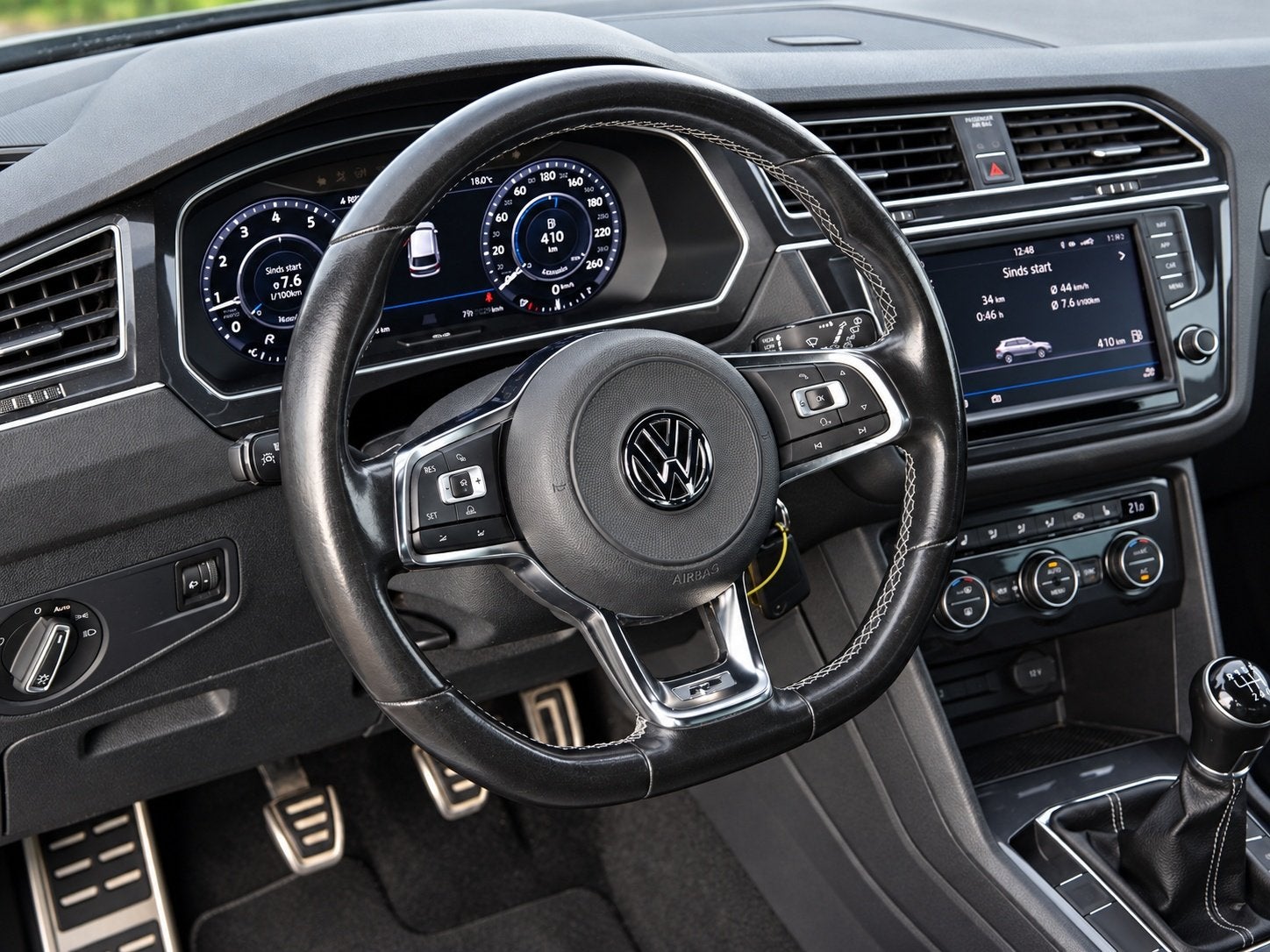 Volkswagen Tiguan 1.4 TSI R-LINE PANO/VIRTUAL (bj 2017), Auto's, Adaptive Cruise Control, 125 pk, Gebruikt, Euro 6