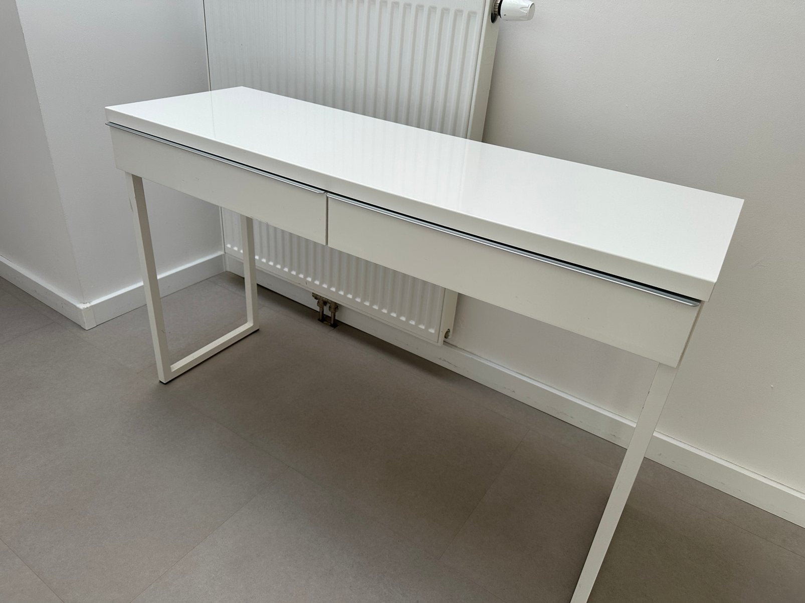 Bureau met hoogglans blad, Huis en Inrichting, Ophalen, Zo goed als nieuw, 25 tot 50 cm, Rechthoekig