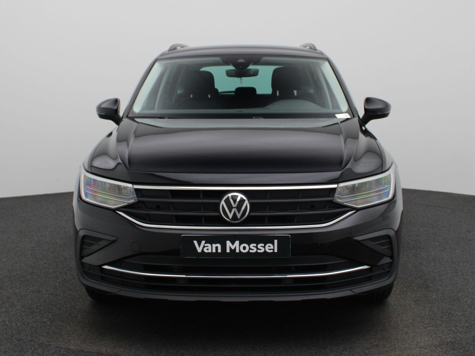 Volkswagen Tiguan 1.5 TSI Life | PARKEERSENSOREN | CLIMATE C, 12 maanden, Stof, 4 cilinders, Zwart