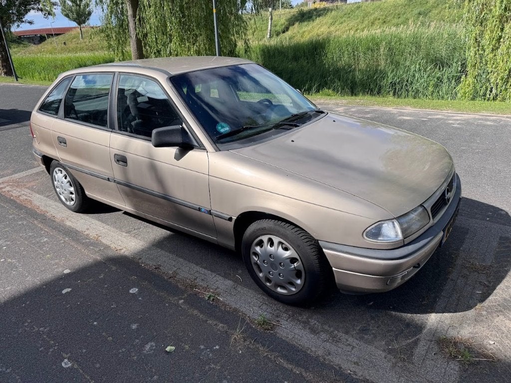 Opel Astra 1.4 I Tailgate 1996 Beige, Auto's, Opel, Particulier, Astra, Airbags, Bluetooth, Centrale vergrendeling, Dakrails, Radio