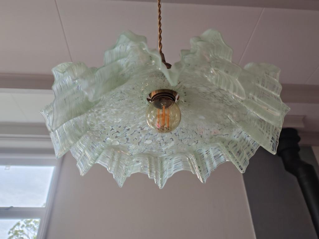 Vintage glazen hanglamp met nieuw snoer en rozet, Antiek en Kunst, Antiek | Lampen, Ophalen of Verzenden