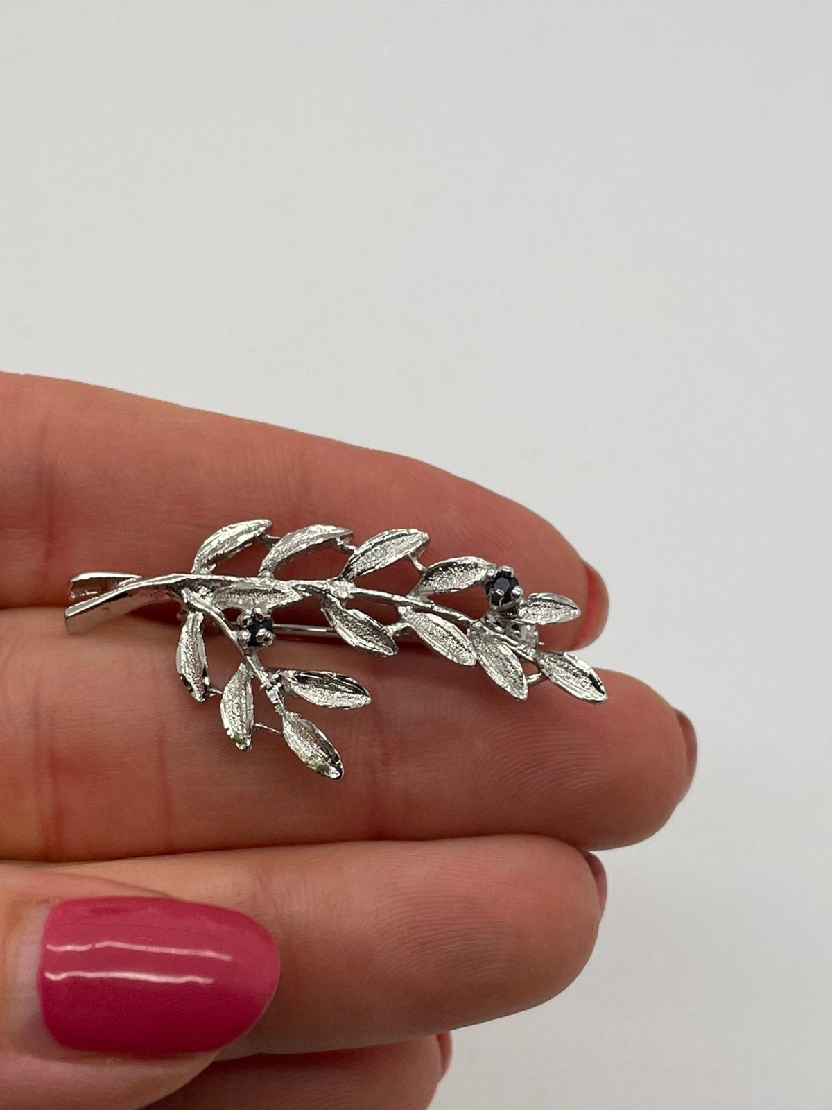E168 Prachtige zilveren TEKA broche saffier, Ophalen of Verzenden, Zilver, Broche, Met edelsteen
