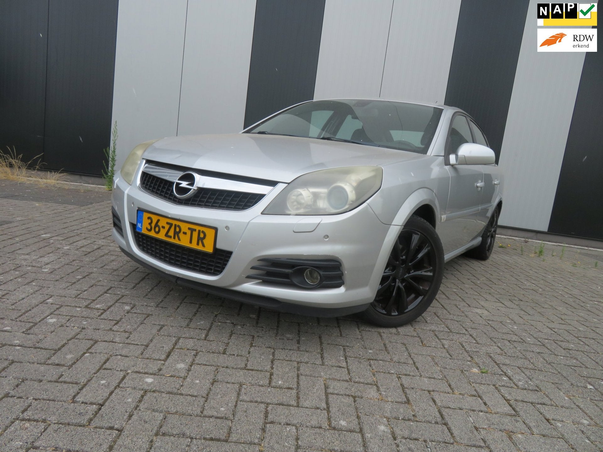 Opel Vectra GTS 1.8-16V Executive, Voorwielaandrijving, Gebruikt, Zwart, 4 cilinders