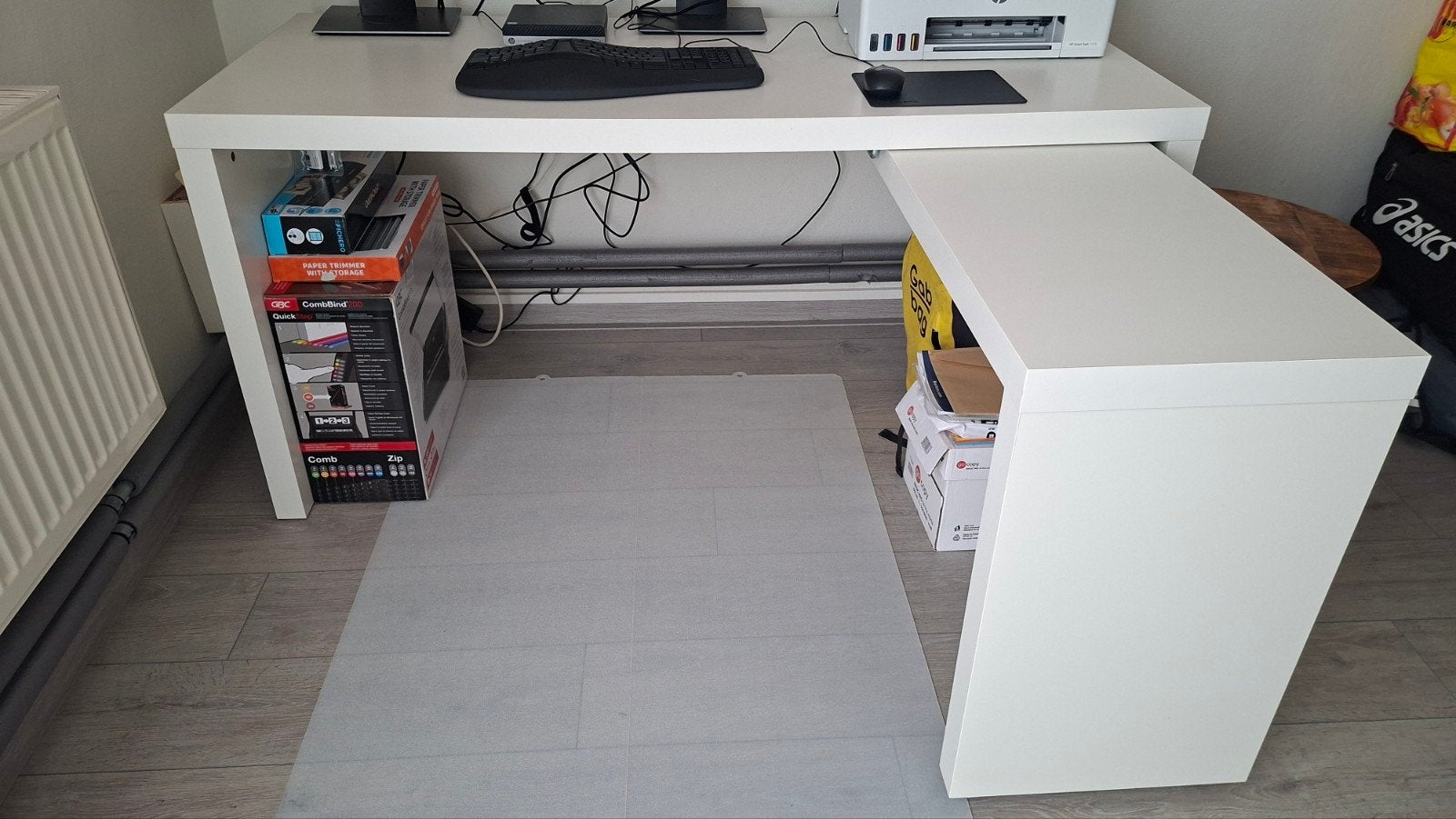 IKEA Uitschuifbaar Bureau met Stoel - Wit/Zwart, Huis en Inrichting, Ophalen, Opbergruimte, Gebruikt, Spaanplaat of MDF